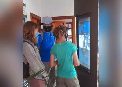 Terminal interactiva con iluminación y pantallas