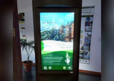 Terminal interactiva con iluminación y pantallas