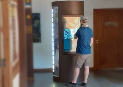 Terminal interactiva con iluminación y pantallas