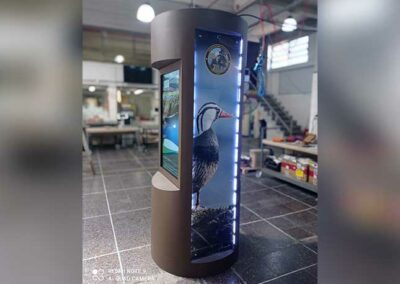 Terminal interactiva con iluminación y pantallas