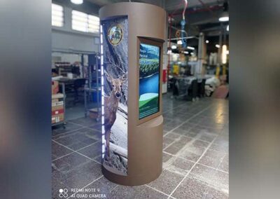 Terminal interactiva con iluminación y pantallas