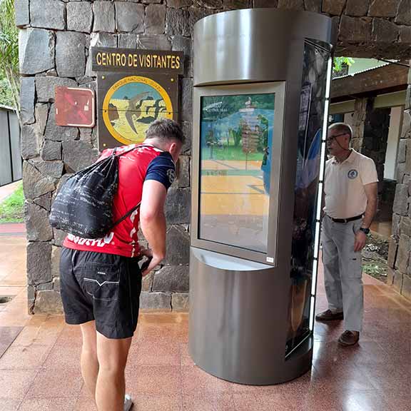 Centro de visitantes Parque Nacional Iguazu donde se instalaron Terminales de Cartelería Interactiva EXO Centro de visitantes Parque Nacional Iguazu donde se instalaron Terminales de Cartelería Interactiva EXO