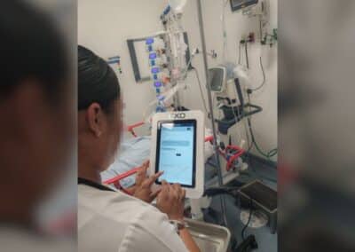 enfermera usando el MEMO Módulo de enfermería móvil EXO en México