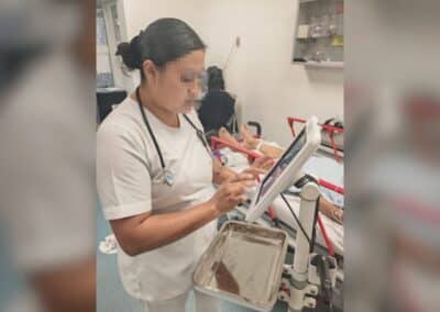 enfermera usando el MEMO Módulo de enfermería móvil EXO en México
