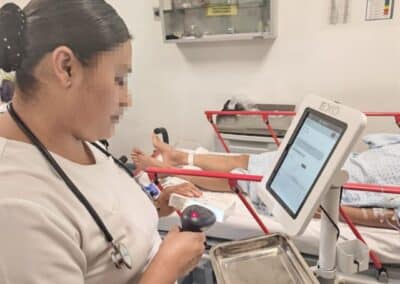 enfermera usando el MEMO Módulo de enfermería móvil EXO en México