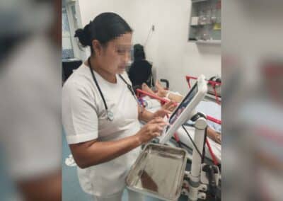 enfermera usando el MEMO Módulo de enfermería móvil EXO en México