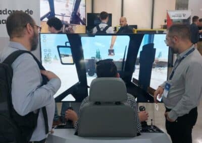 Participantes interactuando con el Simulador SIMEX de EXO en el evento de Techint.