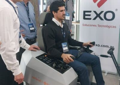 Participantes interactuando con el Simulador SIMEX de EXO en el evento de Techint.
