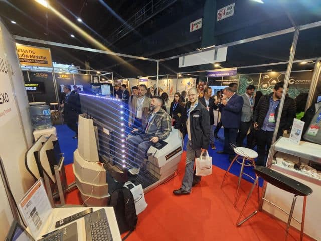 EXO Soluciones Tecnologica en Arminera 2025 Stand con el simulador de excavadora minera en prueba por los visitantes