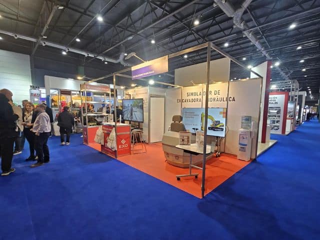 EXO Soluciones Tecnologica en Arminera 2025 Stand con el simulador de excavadora minera en prueba por los visitantes