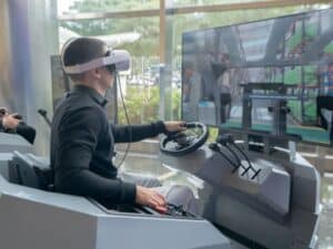 hombre con gafas de realidad virtual operando un simulador de autolevador