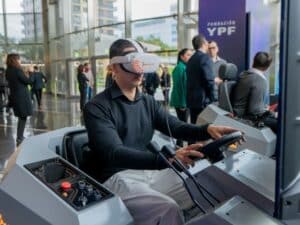 hombre con gafas de realidad virtual operando un simulador de autolevador