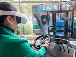 mujer con gafas de realidad virtual usando el simulador de autolevador
